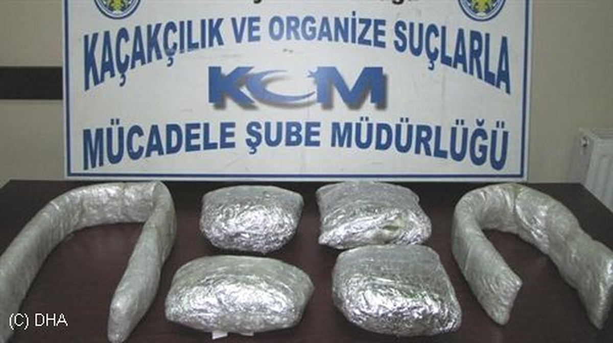 Vücutlarına 10 Kilo Esrar Bantlamışlar