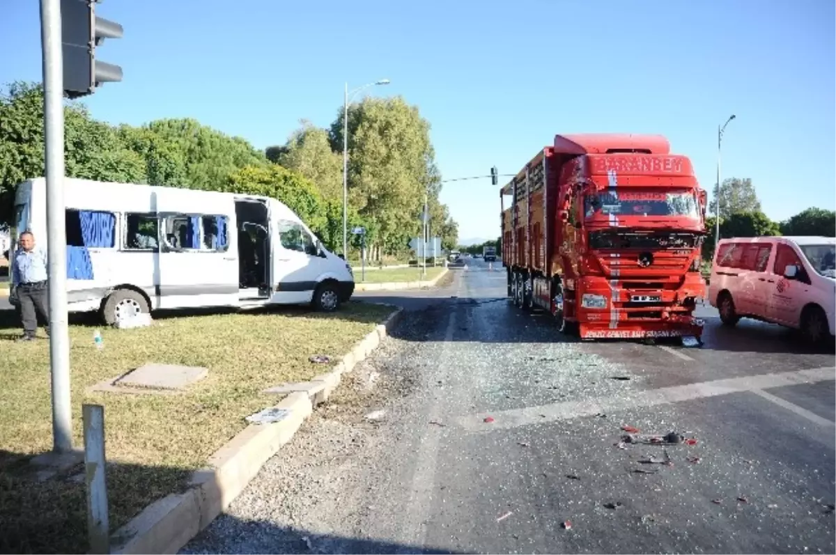 Antalya\'da Servis Minibüsüyle Kamyon Çarpıştı: 7 Yaralı