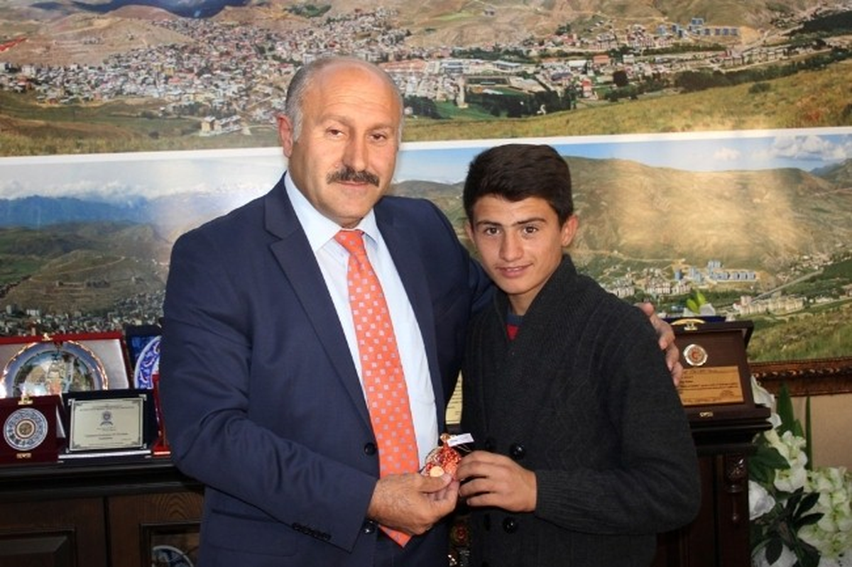 Bayburt Belediyesi\'nden Başarılı Sporculara Altın Ödülü