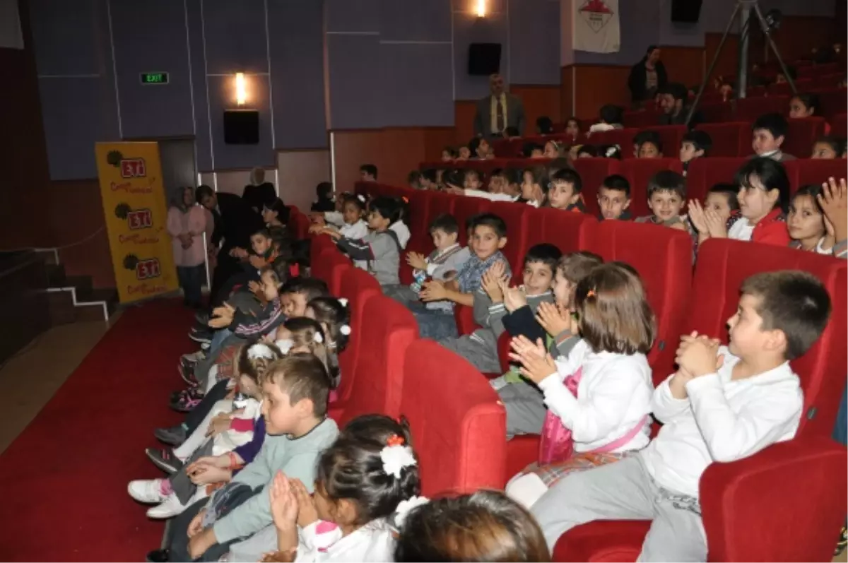 Belediyeden Çoçuklara Tiyatro Sürprizi