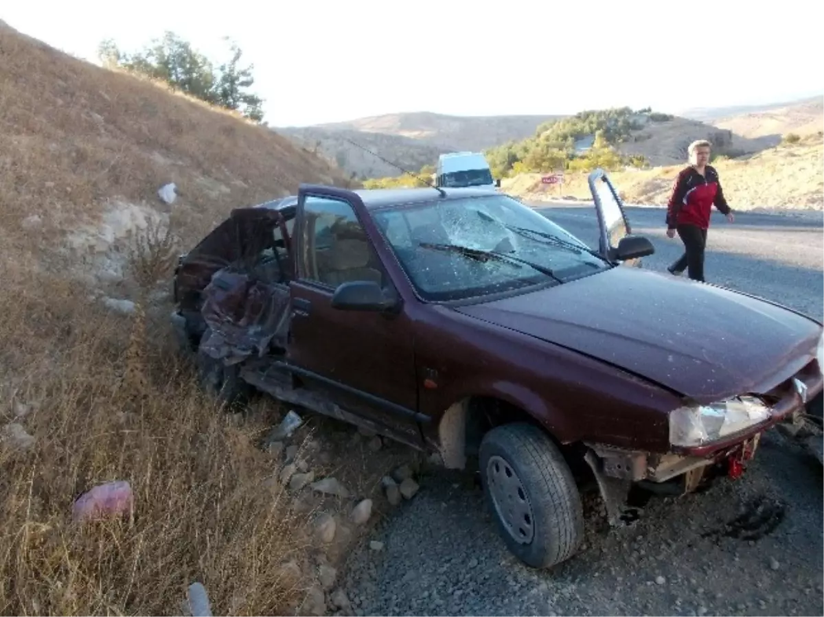 Besni\'de Minibüsle Otomobil Çarpıştı: 1 Yaralı