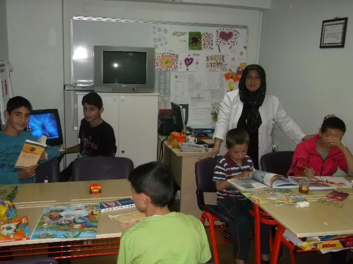 Derslerinden Hastalıkları Nedeniyle Geri Kalmıyorlar