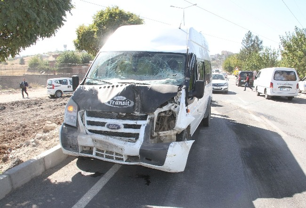 Diyarbakır\'da Minibüs Kamyona Çarptı: 4 Yaralı