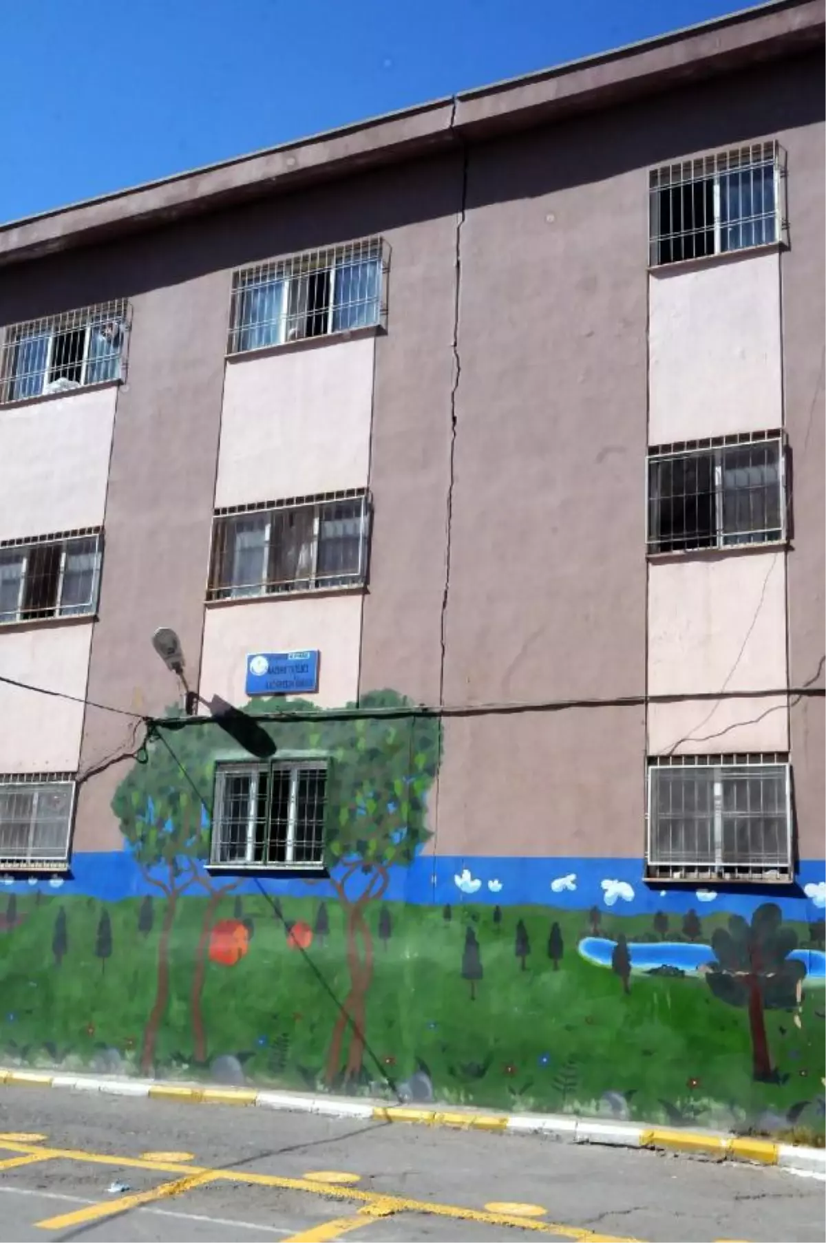 Duvarı Çatlayan Okulda Eğitime Tepki