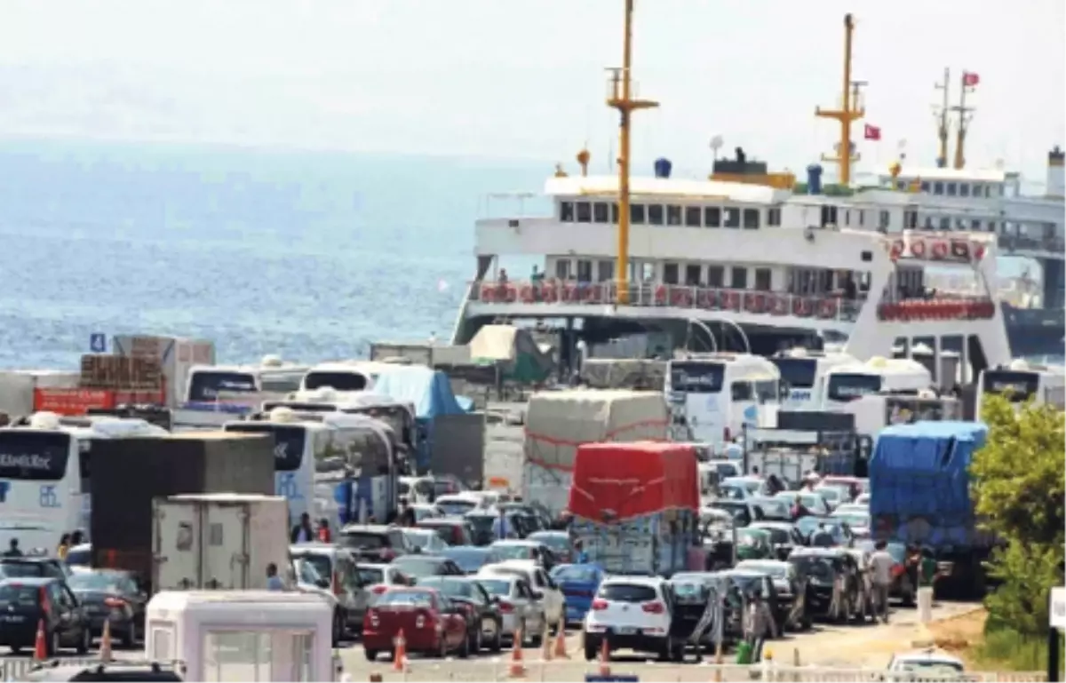 Eskihisar Feribot İskelesi\'nde Araç Yoğunluğu