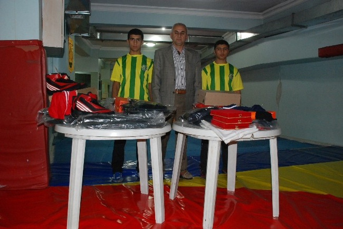Güreş Takımına Malzemeleri Verildi
