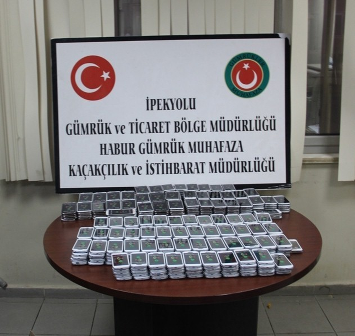 Habur\'da 432 Adet Kaçak Cep Telefonu Ele Geçirildi