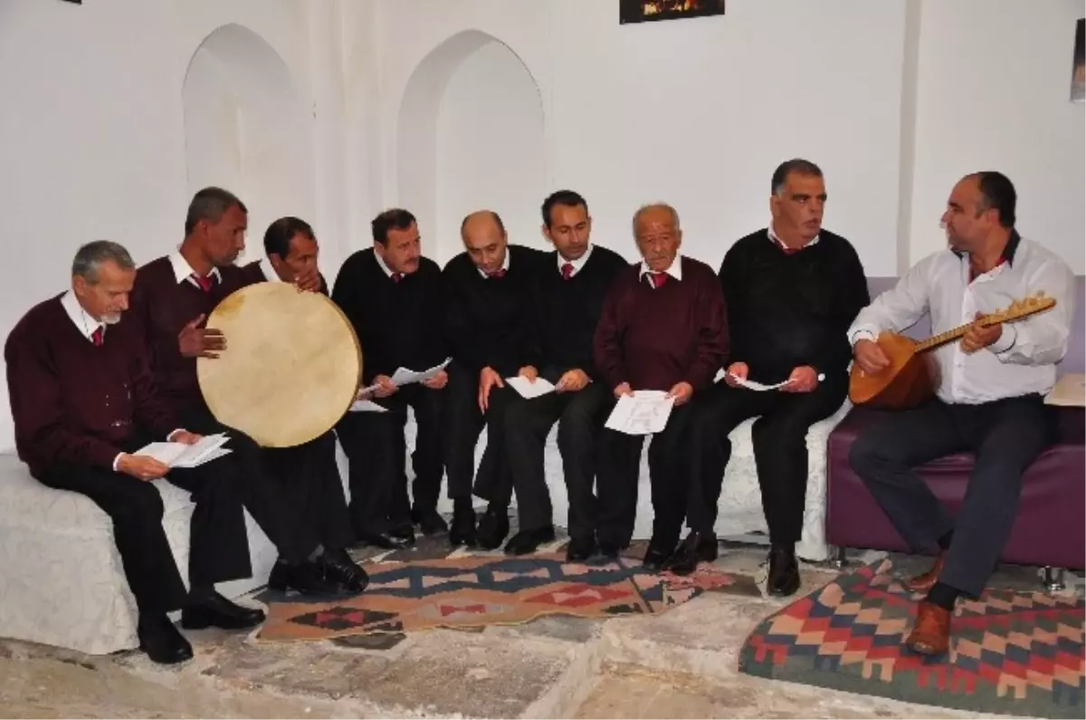 Hastane Personelinden Hastalara Sazlı Sözlü Terapi