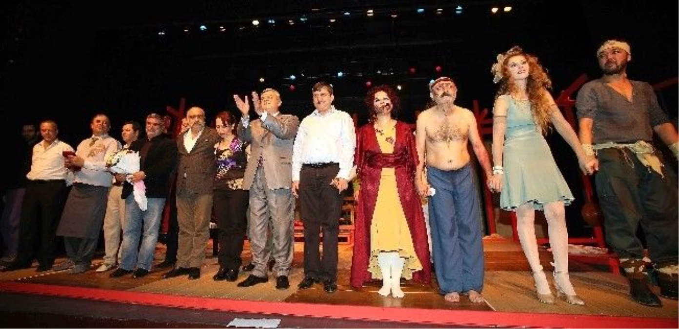 Kocaeli Büyükşehir Belediyesi Şehir Tiyatroları Perdelerini Açtı