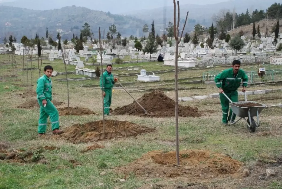 Mezarlıklar Bayrama Hazır