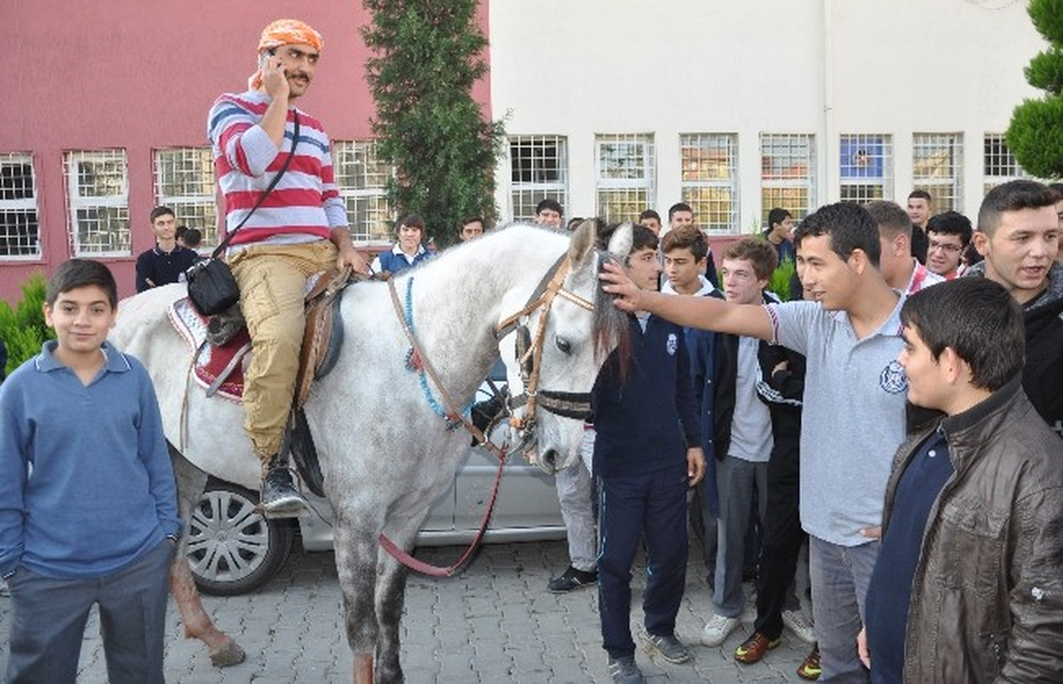 Onur Öğretmen Okula Atla Gidip Geliyor
