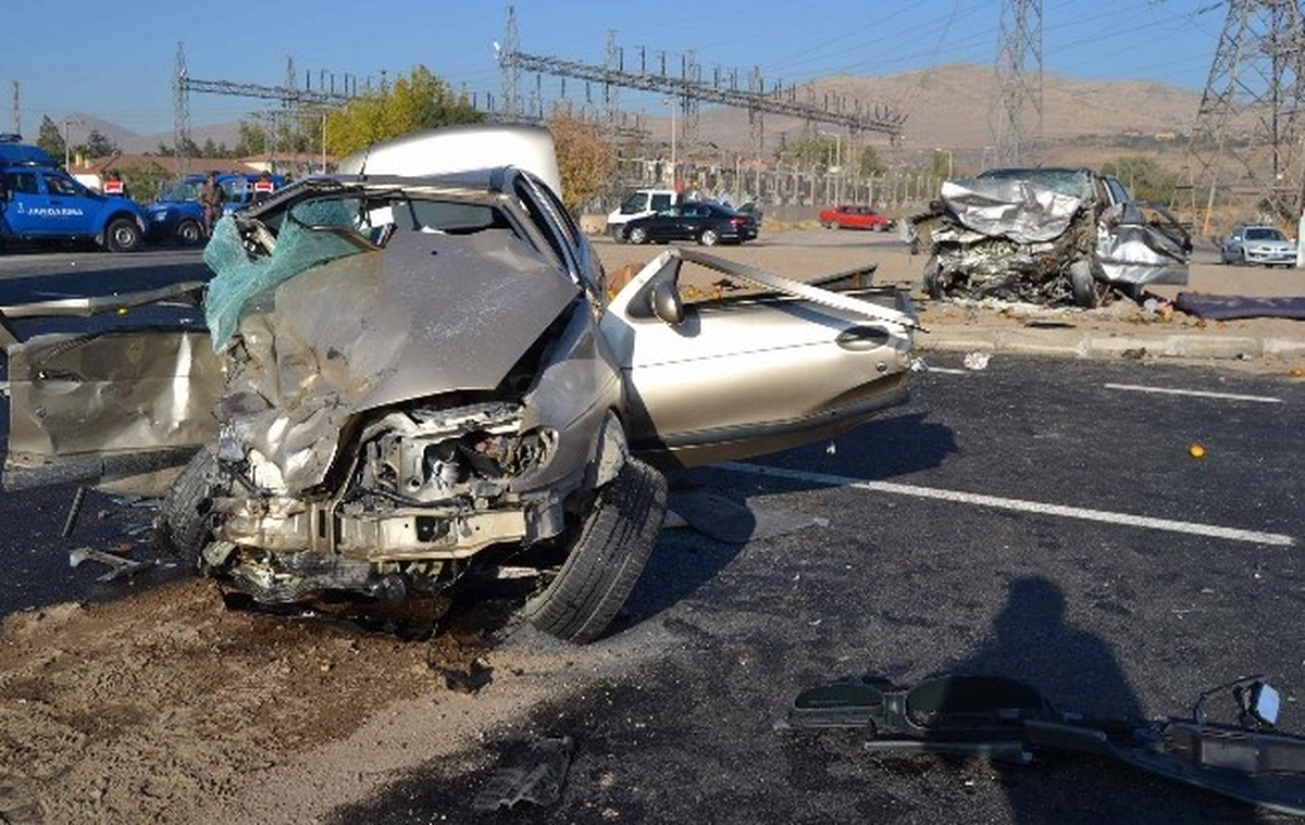 Otomobiller Kafa Kafaya Çarpıştı: 1 Ölü, 2 Yaralı
