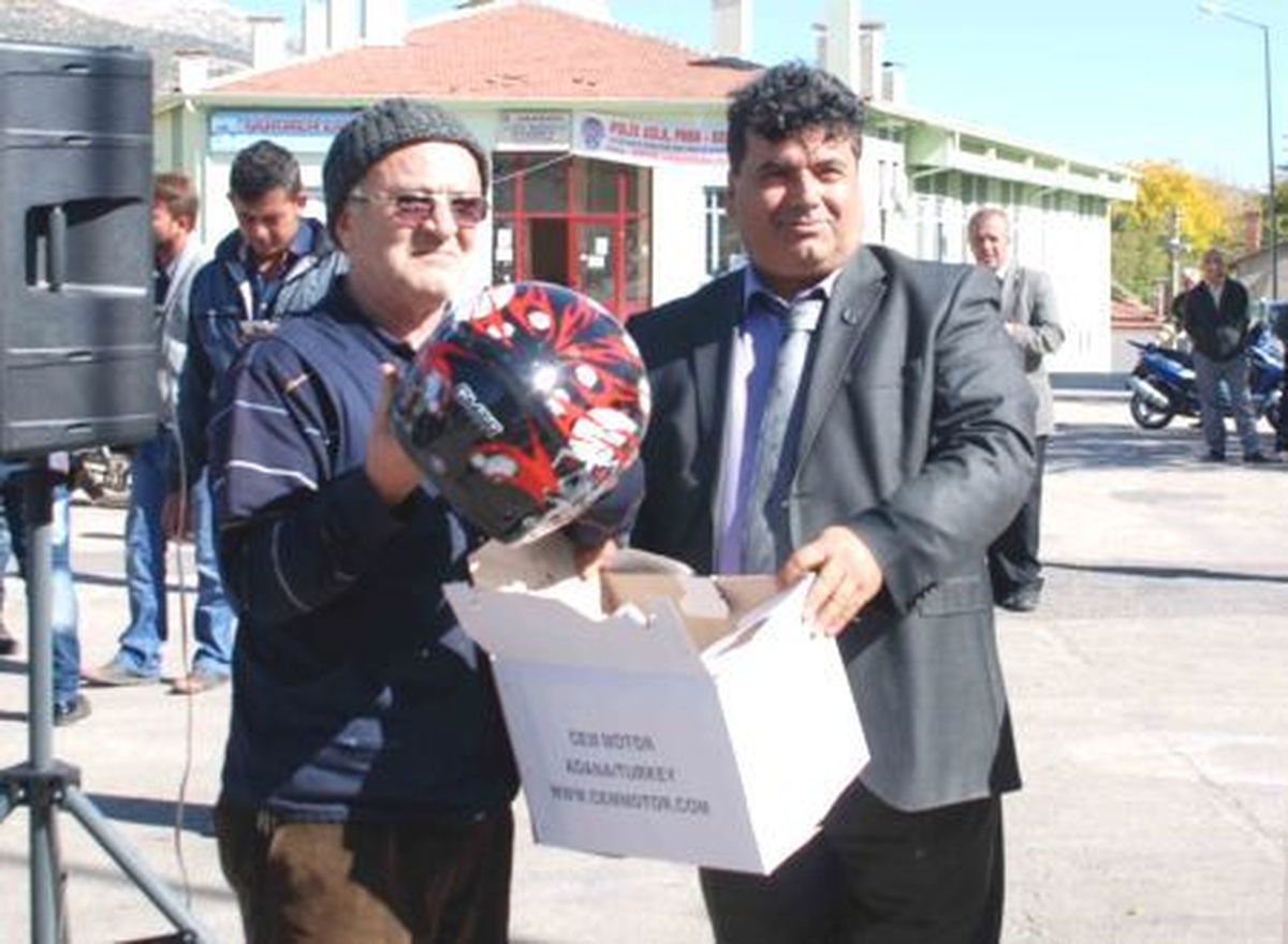 Polis Motosiklet Sürücülerine Kask Dağıttı