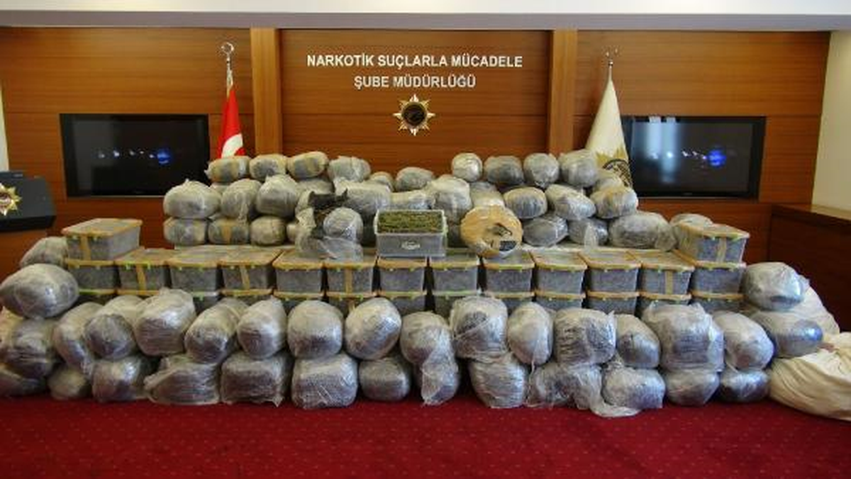 Son İki Haftada 725 Kilo Esrar Ele Geçirildi, Operasyon Polis Kameralarına Yansıdı