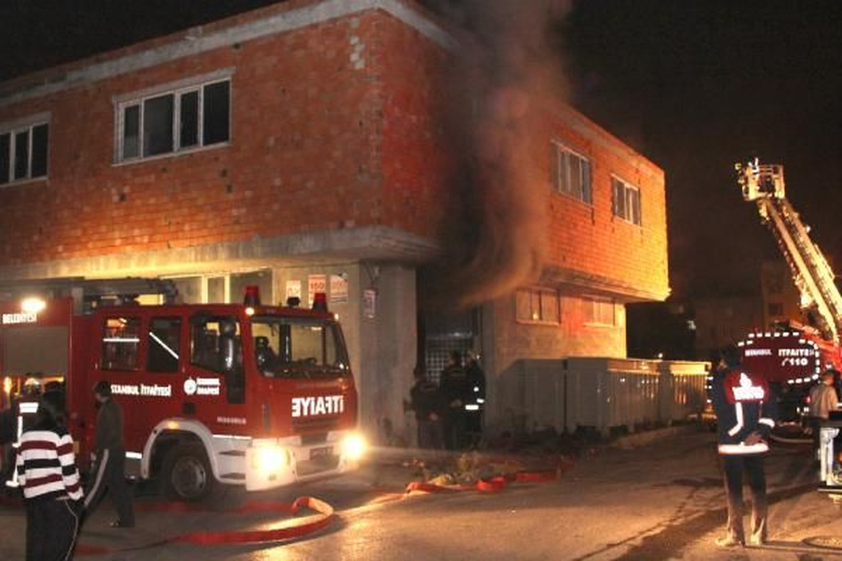 Sultanbeyli\'de İş Yerinde Yangın Çıktı
