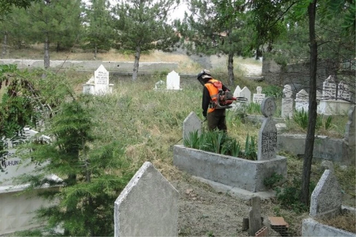 Sungurlu\'da Mezarlıklar Bayrama Hazırlanıyor