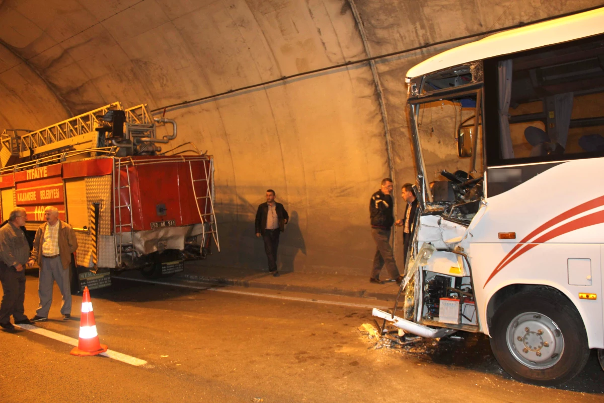 Rize\'de Tünel İçerisinde Trafik Kazası: 8 Yaralı