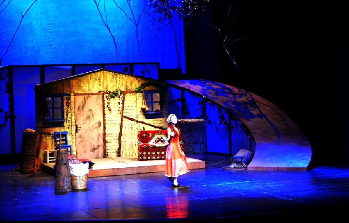 Adana Devlet Tiyatrosu Yeni Sezonu "Fadik Kız" Oyunuyla Açtı