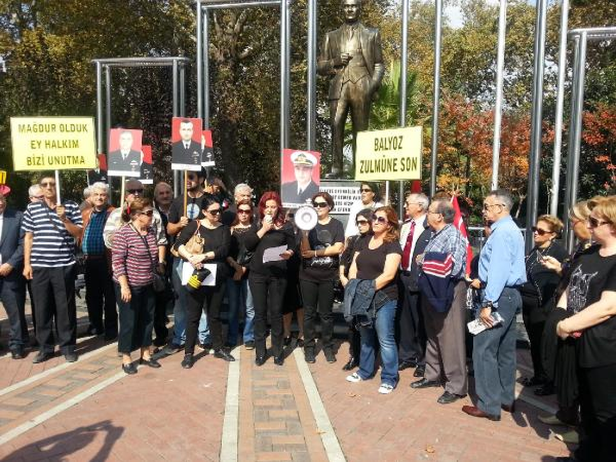 Balyoz Davasında Ceza Alan Askerlerin Yakınları Söktükleri Apoletleri Atatürk Anıtına Bıraktılar
