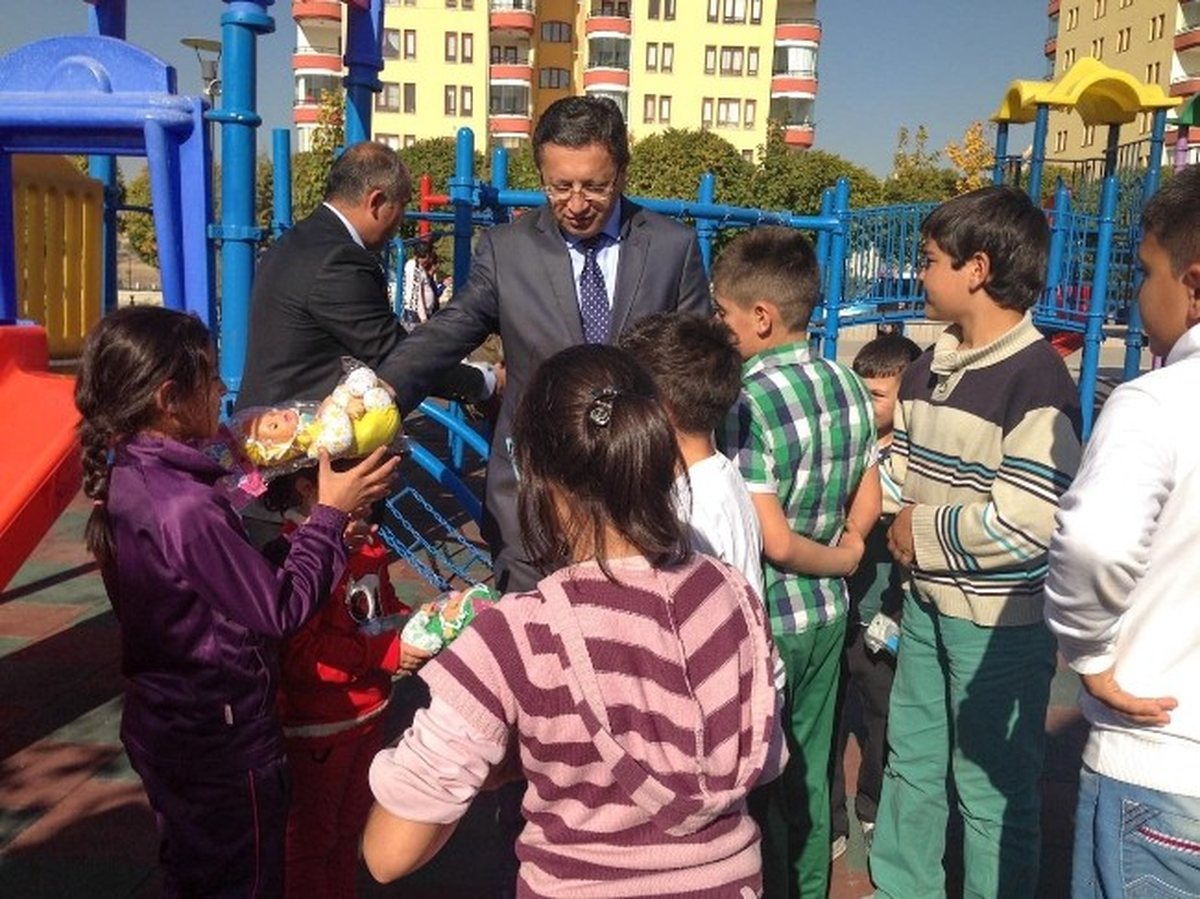 Başkan Tiryaki\'den Çocuklara Bayram Hediyesi