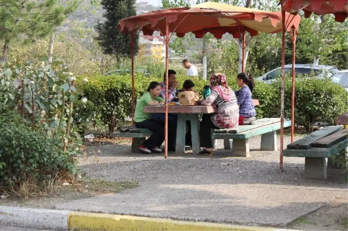 Bayram Trafiğinden Bunalan Vatandaşlar Kendilerini Dinlenme Tesislerine Attı