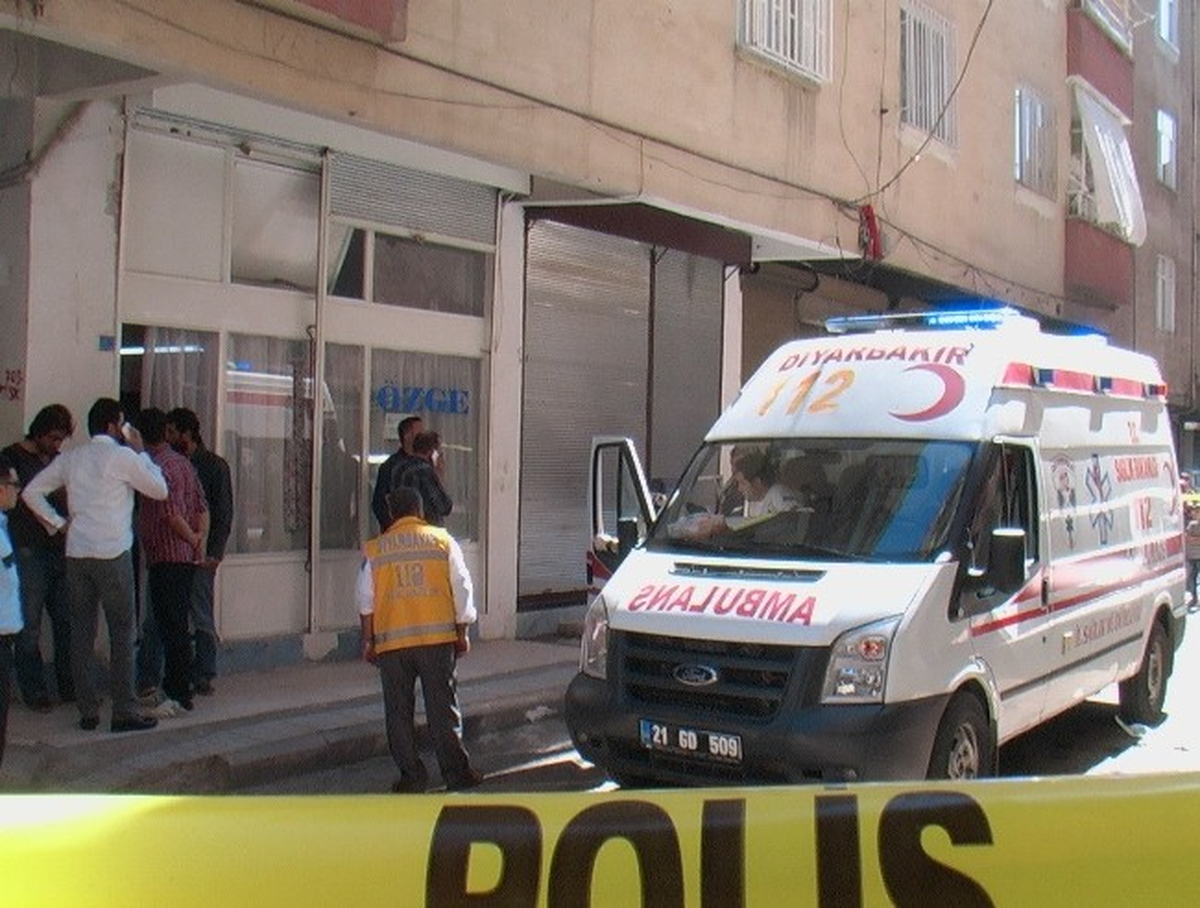 Bayram Arefesinde Diyarbakır\'da Aile Faciası