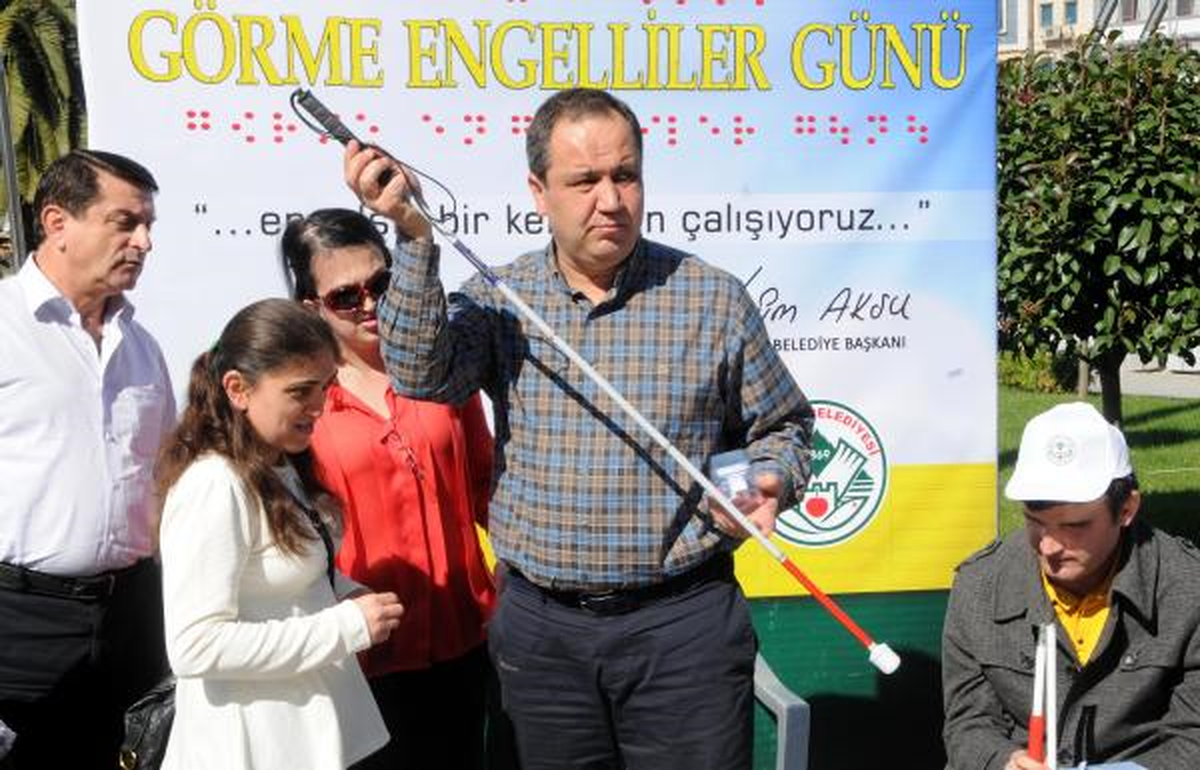 Başkan Aksu Görme Engellilere Beyaz Baston ve Saat Dağıttı