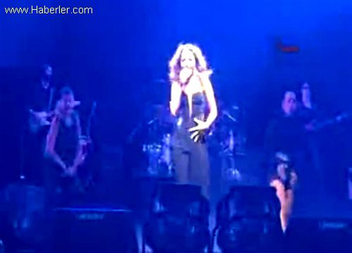 Hadise, Gaziantep\'te 10 Bin Kişiyi Coşturdu