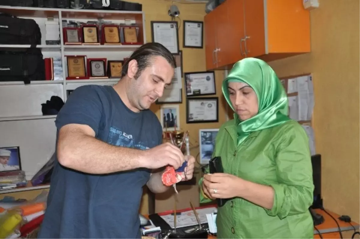 Halının İçinden Çıkan 5 Cumhuriyet Altınını Sahibine Teslim Etti