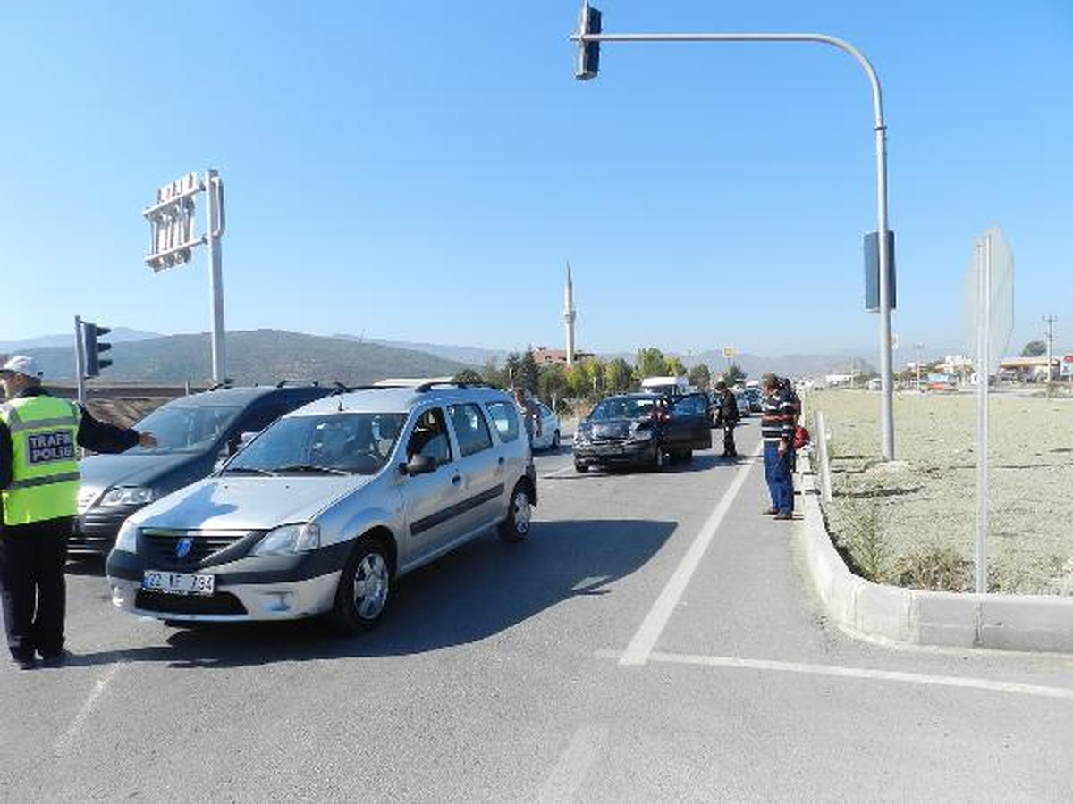 Kırmızı Işıkta Kaza: 4 Yaralı