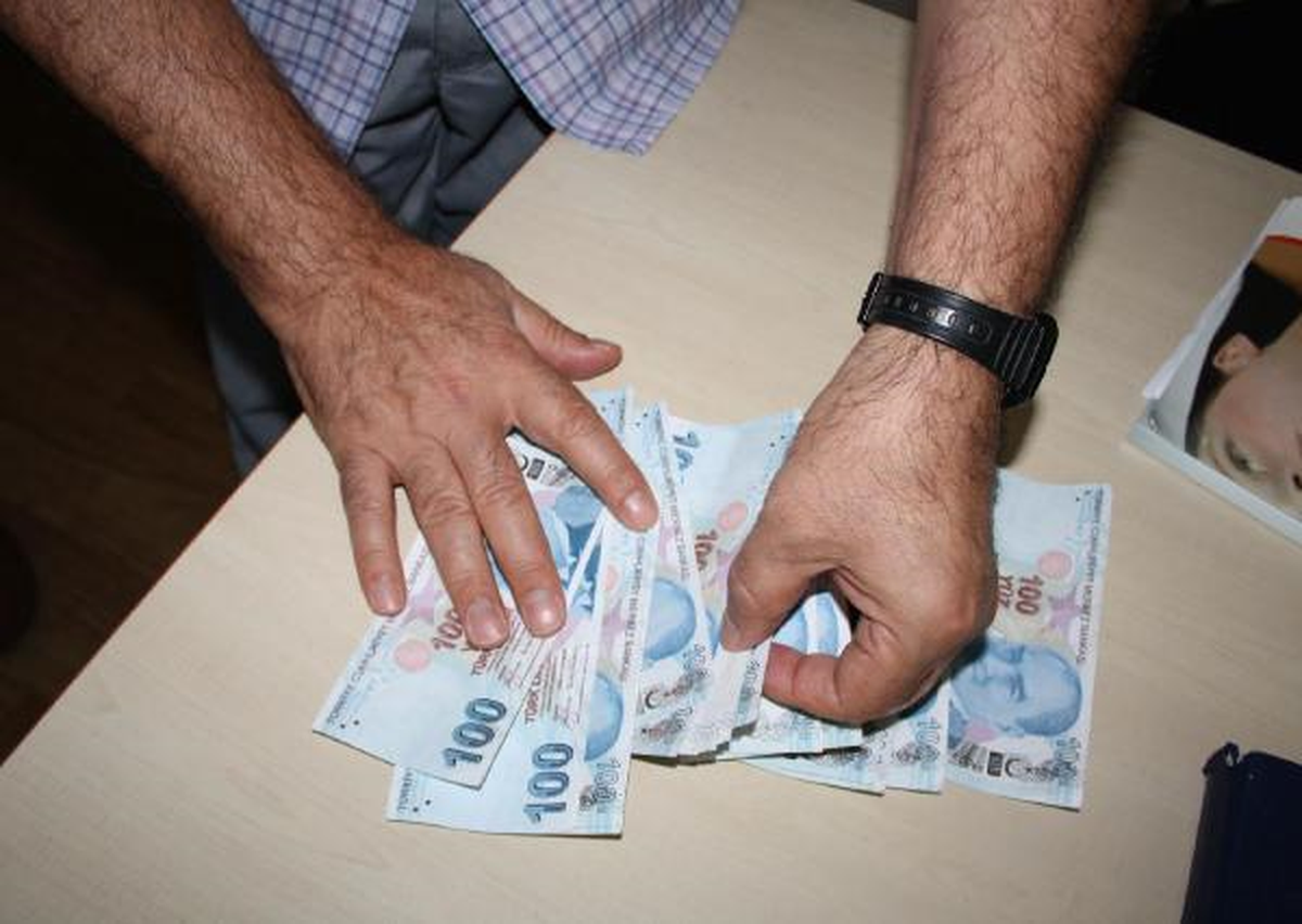 Kuyumcu Sahte Parayla Dolandırıldı