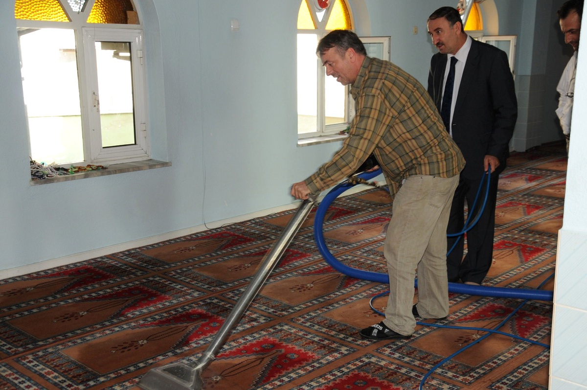 Mustafakemalpaşa Camilerinde Bayram Temizliği Yapılıyor