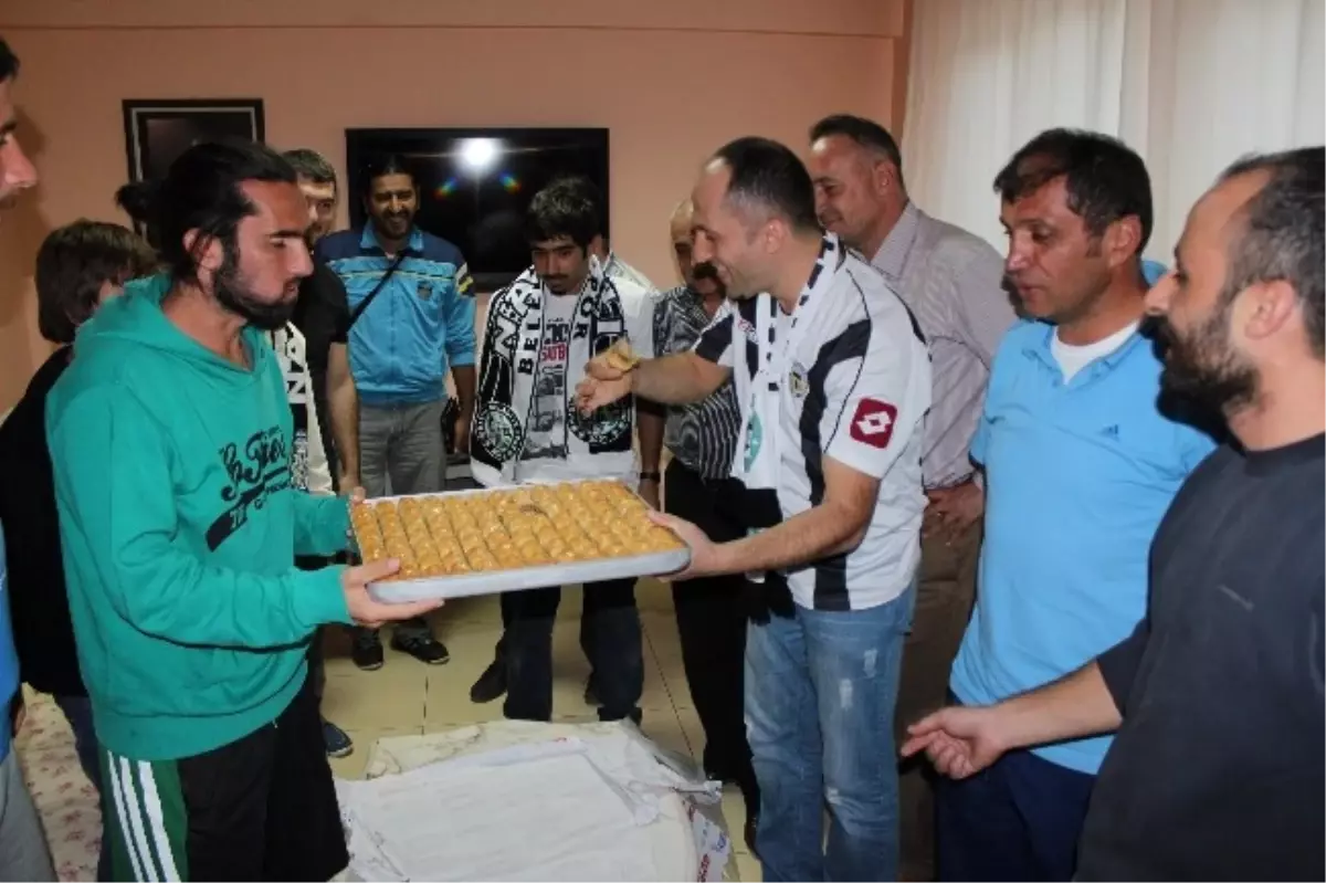 Nazilli Belediyespor Taraftarından Baklavalı Destek