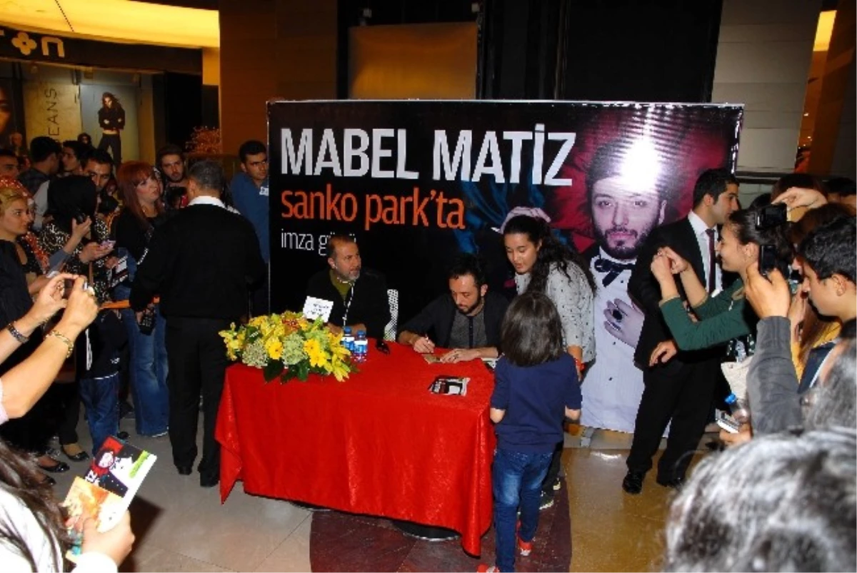 Sanko Park Avm\'de Şarkıcı Mabel Matiz İmza Günü