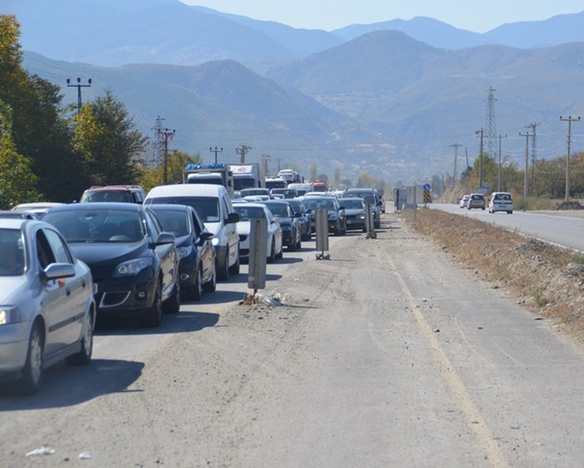 Tosya D-100\'de Bayram Trafiği Çileye Dönüştü