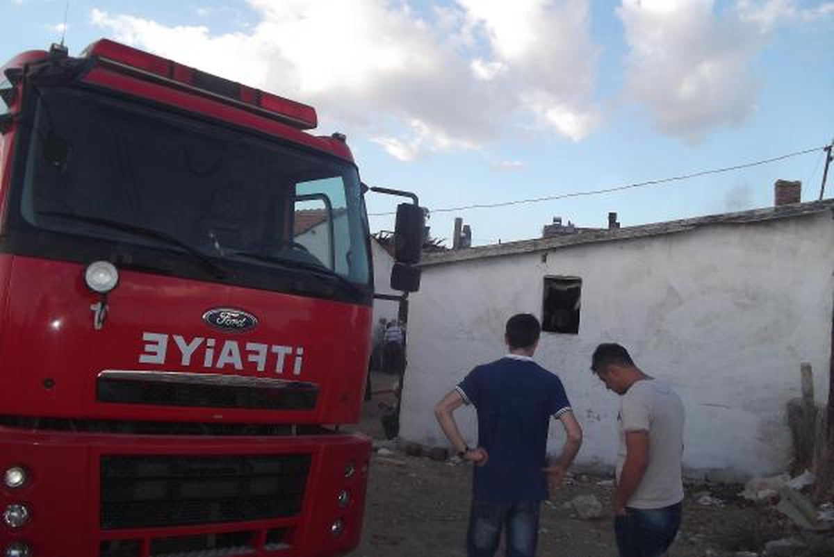 Uşak\'ta İki Ev Yandı