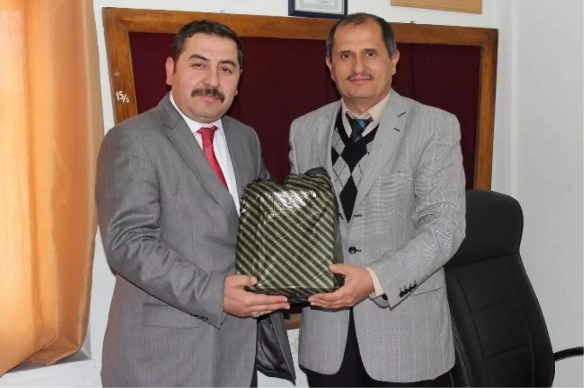 Yerköy'de Öğrencilere Kitap Seti Hediye Edildi