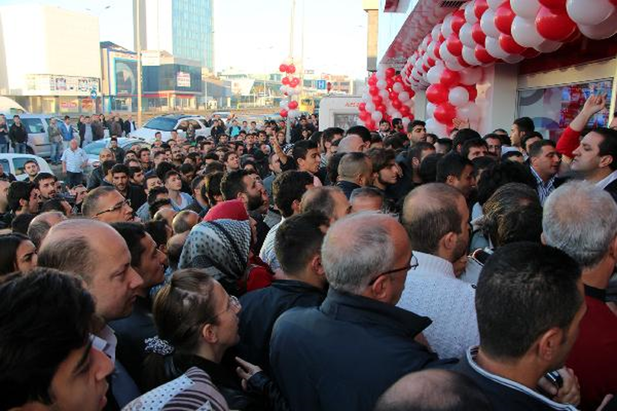 Yüzde 80\'lik İndirim İzdiham Yarattı, Arbede Çıktı
