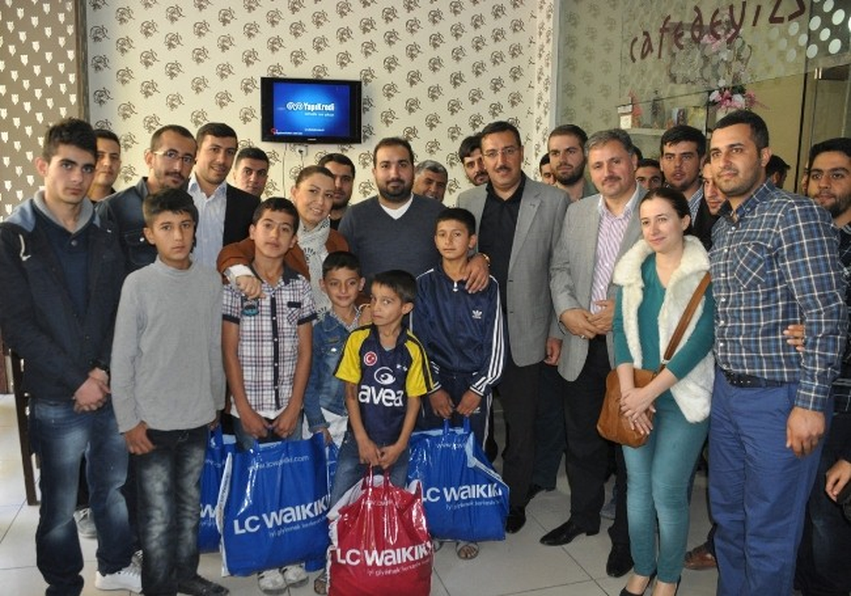 Ak Gençlik, 100 Çocuğa Bayramlık Elbise Hediye Etti
