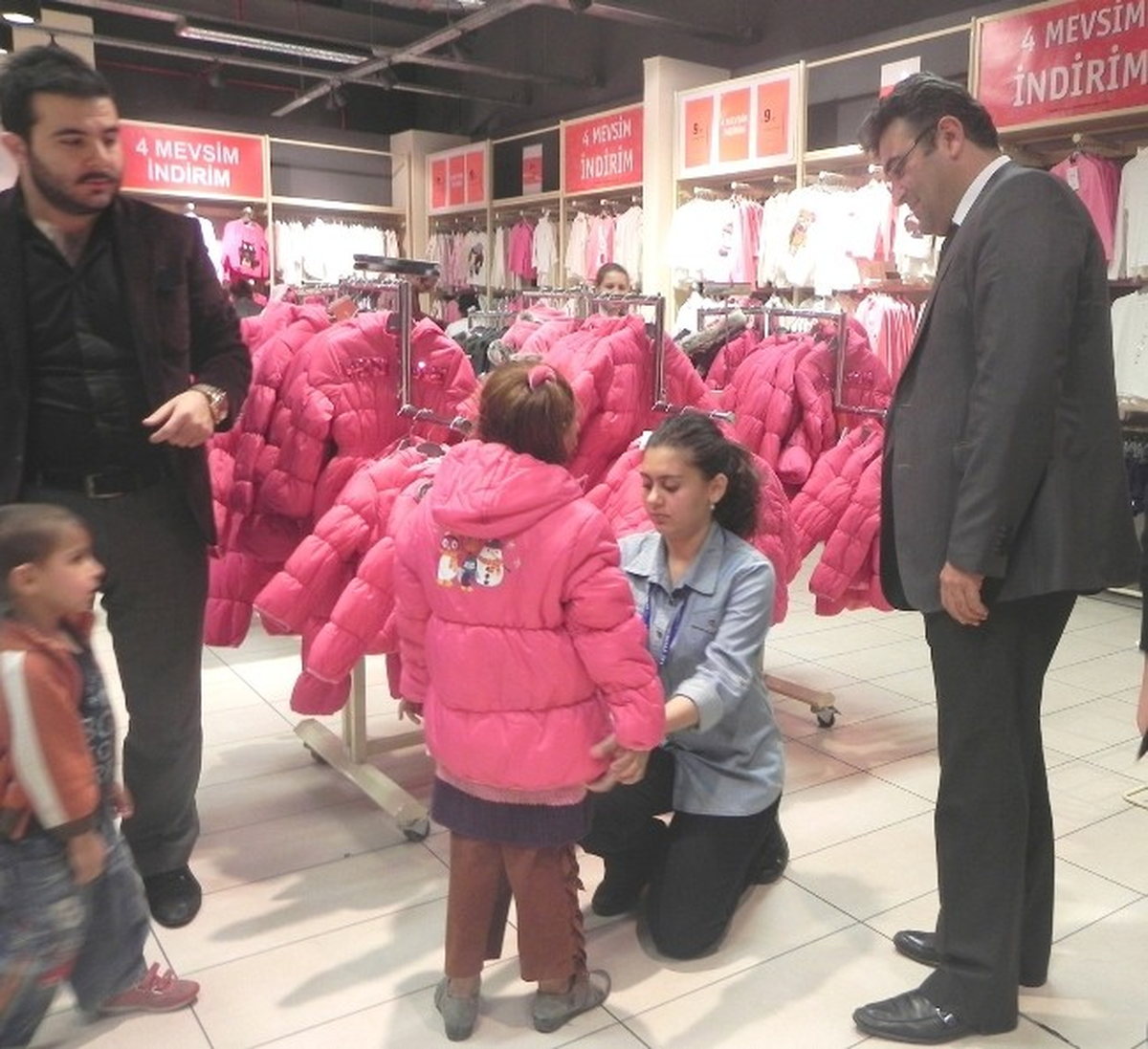 AK Parti Teşkilatlarından Çocuklara Bayramlık Hediyesi