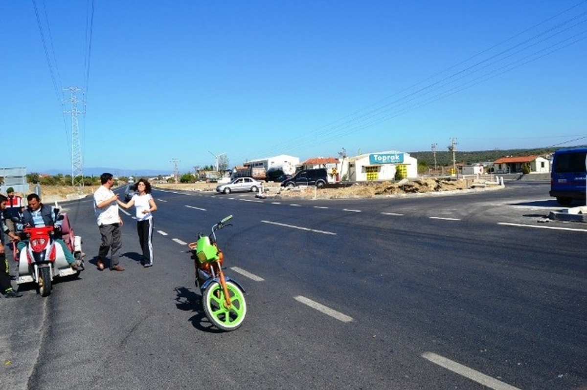 Ayvalık\'ta Motosiklet ile Otomobil Çarpıştı: 1 Ölü