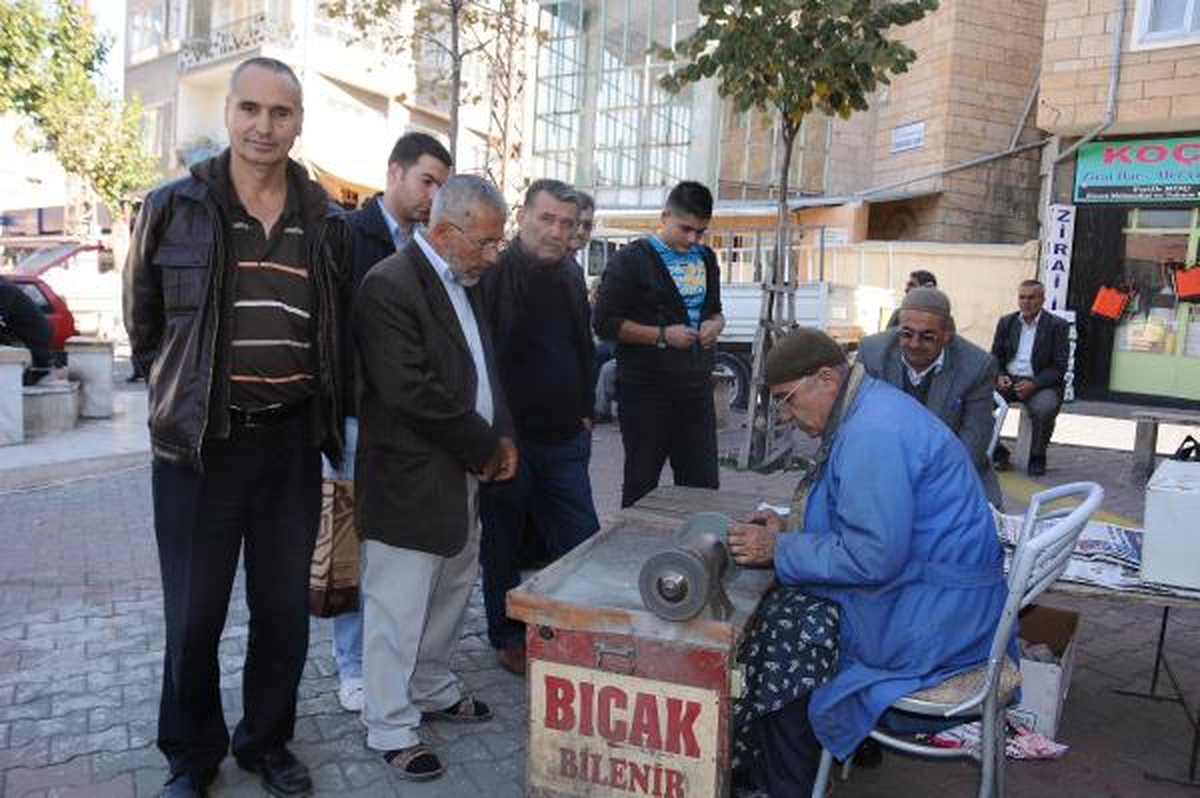 Bayram Yaklaşıyor, Bıçaklar Bileniyor