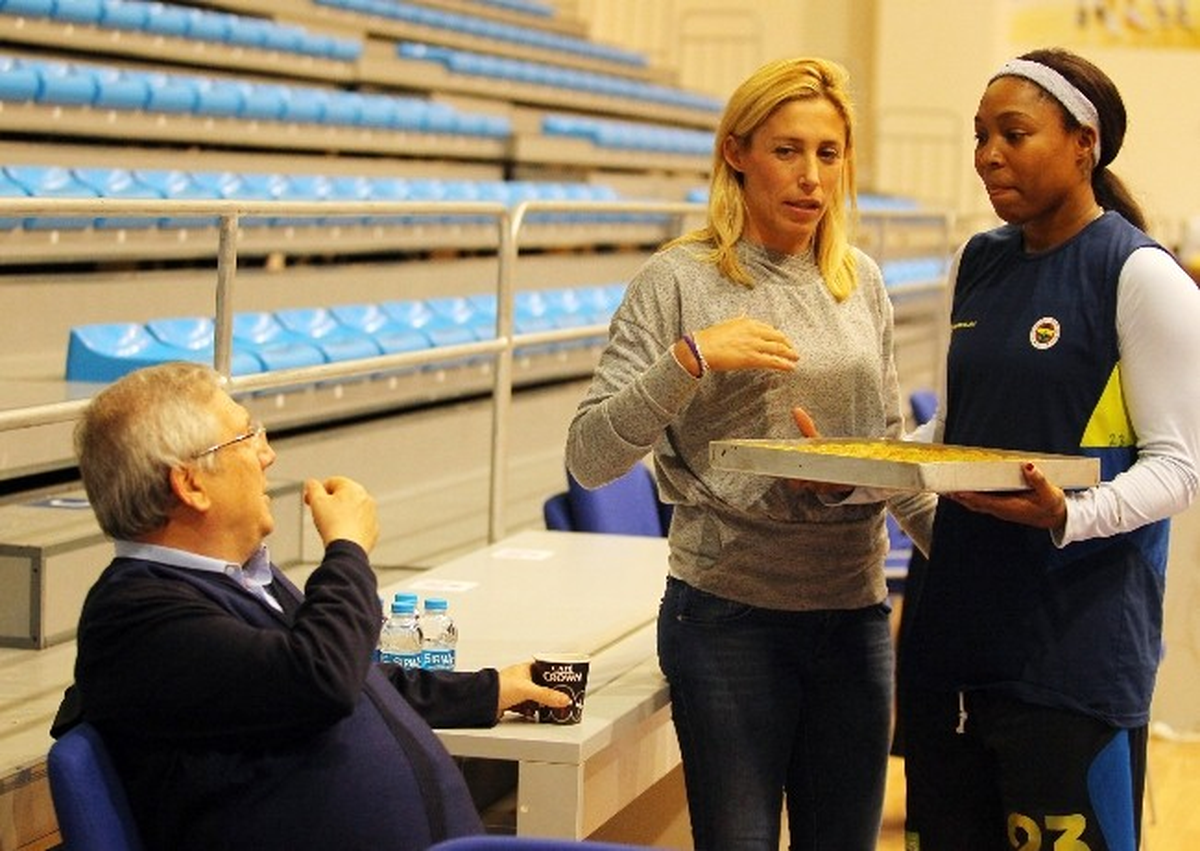 Fenerbahçe Bayan Basketbol Takımı, Galatasaray Odeabank Maçı Hazırlıklarını Sürdürüyor