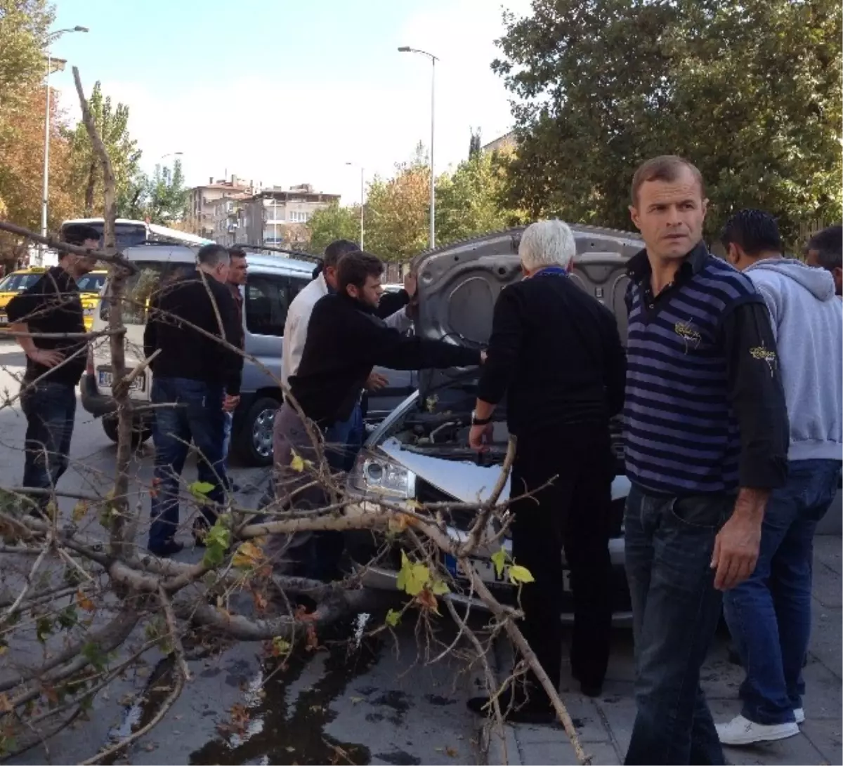 Hastane Önünde Can Pazarı