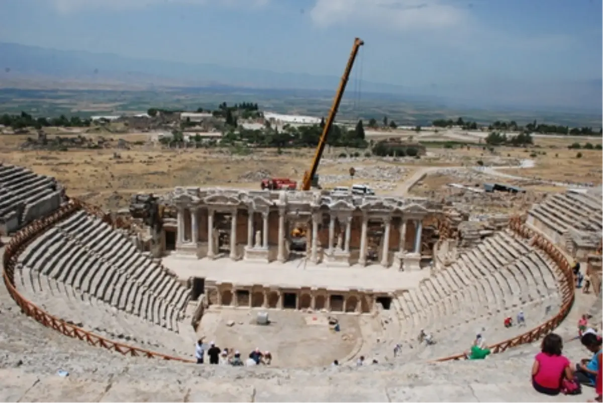 Hierapolis'te Cehennem Köpeği ile Yılan Heykelleri Bulundu