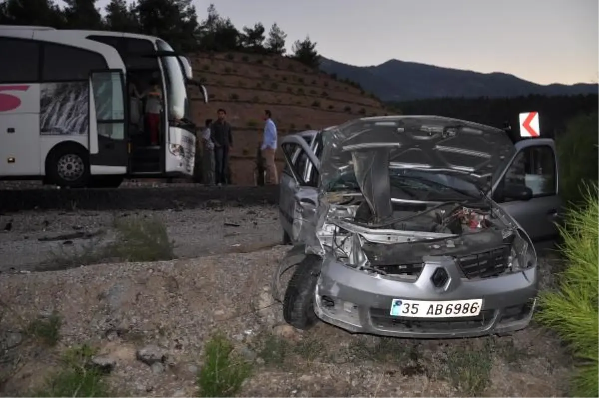 İki Otomobil ve Yolcu Otobüsü Çarpıştı: 5 Yaralı