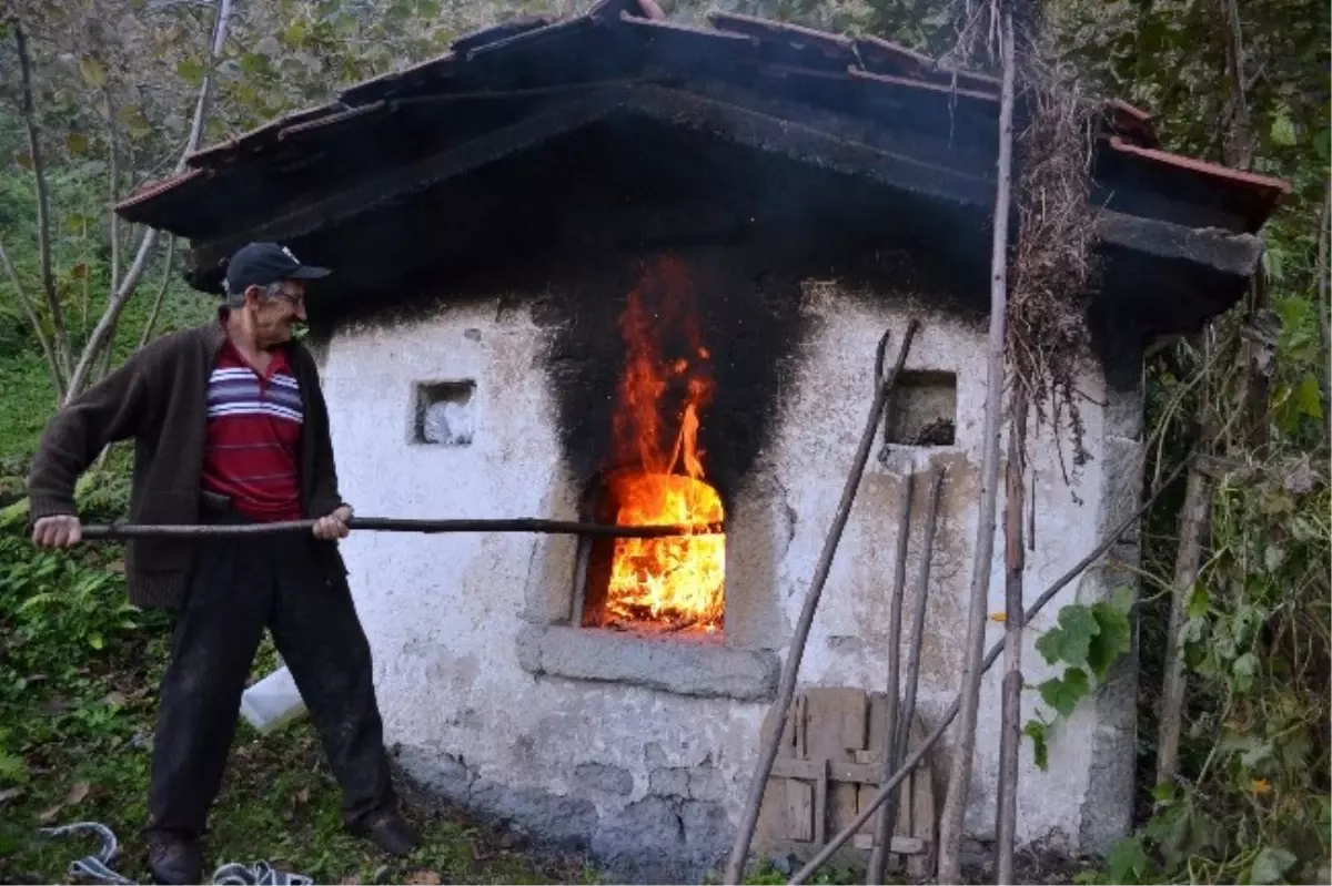 Karadenizliler Kışın Tüketecekleri Meyve ve Sebzeyi Taş Fırınlarda Kurutuyor