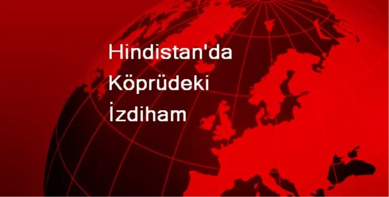 Hindistan\'da Köprüdeki İzdiham