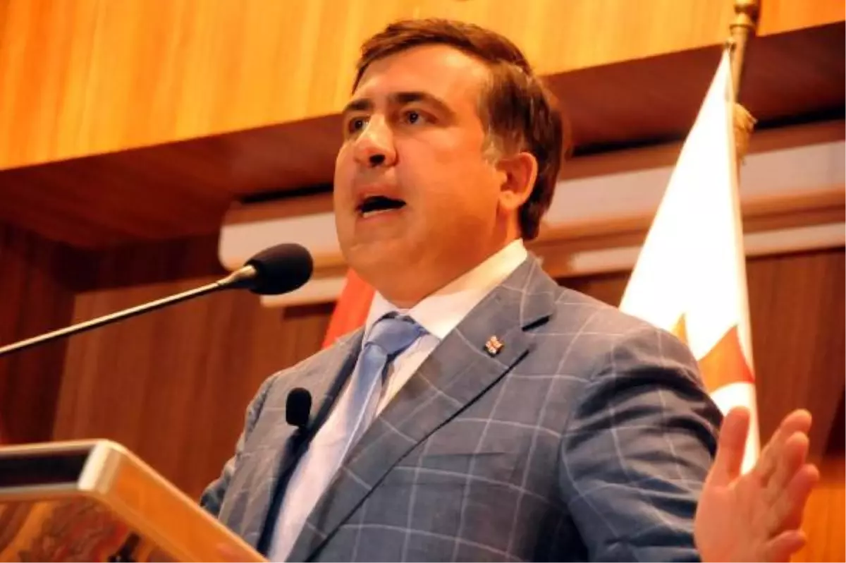 Şaakaşvili, Sakarya\'da \'Çifte Vatandaşlık Beratı\' Dağıttı