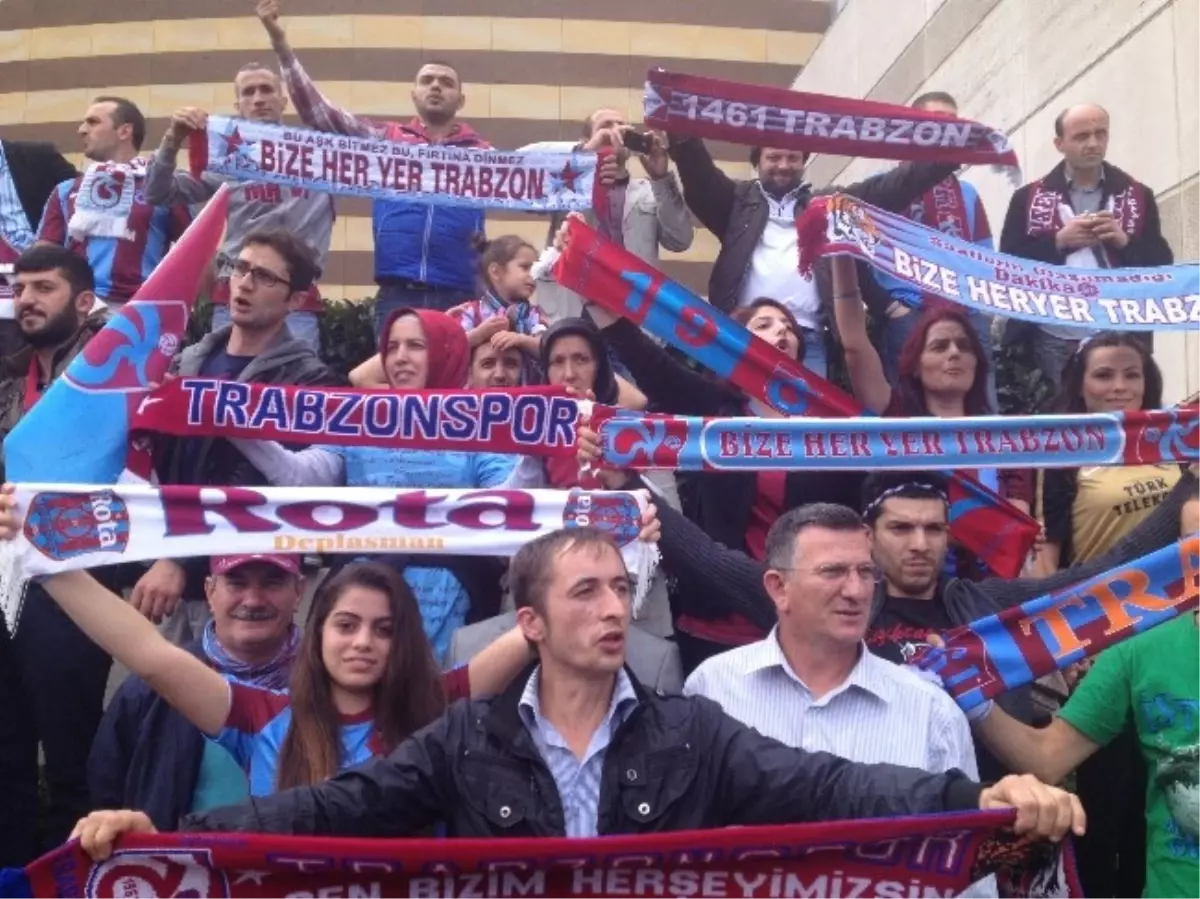 Trabzonspor Taraftarından Tff Binasına Taşlı Saldırı